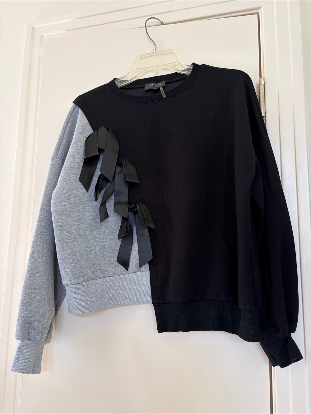 Gracia Black & Gray Ribbon-Detail Colorblock Sweatshirt